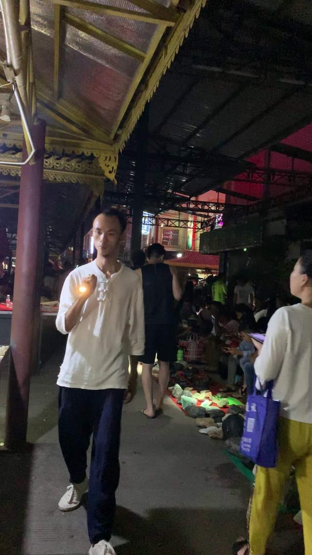 玉跟翡翠的区别在哪里,翡翠和玉石成分是什么-第6张图片-翡翠网