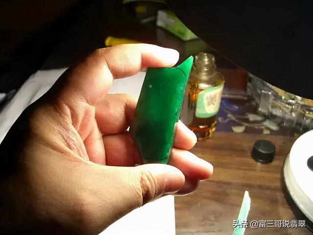 几块钱的翡翠原石切割视频的简单介绍-第12张图片-翡翠网