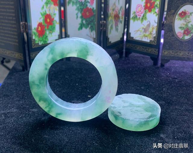 翡翠天空飘花蓝手镯飘花玉镯和纯色玉镯哪个好-第2张图片-翡翠网