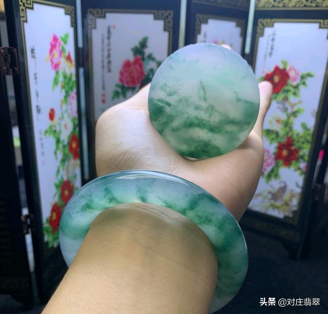 翡翠天空飘花蓝手镯飘花玉镯和纯色玉镯哪个好-第8张图片-翡翠网