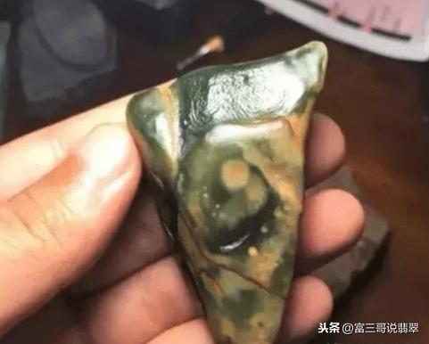 低档油青种翡翠图片翡翠原石上有透明油-第13张图片-翡翠网