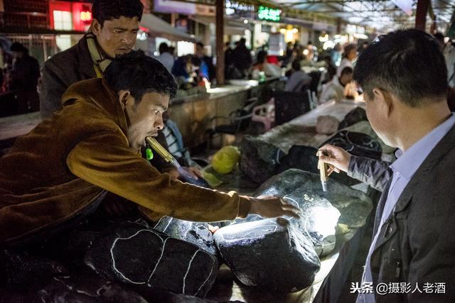 翡翠原石摆摊市场中国最大的翡翠市场-第11张图片-翡翠网