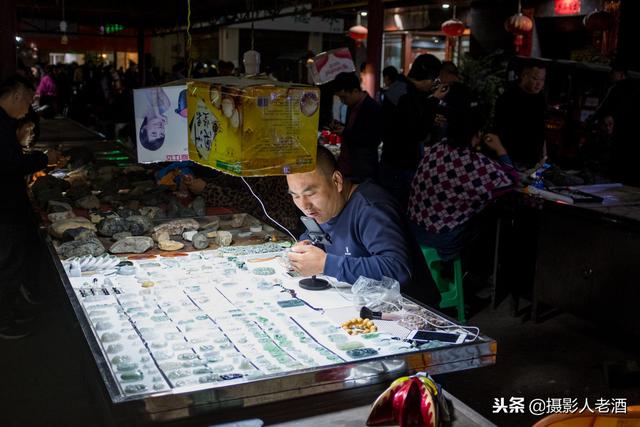 翡翠原石摆摊市场中国最大的翡翠市场-第12张图片-翡翠网