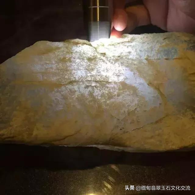 翡翠的原石在哪里翡翠价格与级别-第9张图片-翡翠网