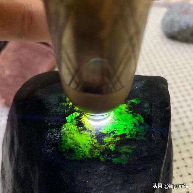 莫西沙赌石最老的皮壳,白盐沙冰种翡翠原石尺寸-第3张图片-翡翠网