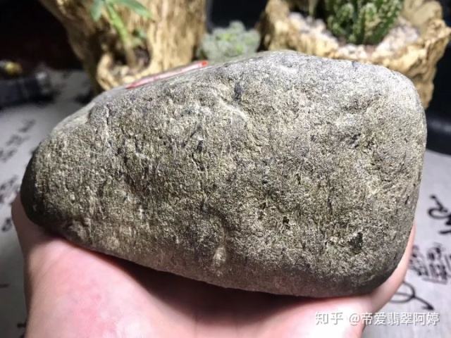 翡翠原石包浆皮知识老翡翠的包浆是什么样的-第2张图片-翡翠网