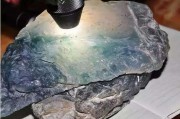 巨型玻璃种翡翠原石翡翠原石起荧光是什么意思