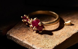 Ruth Tomlinson X Gemfields 推出4枚独一款红宝石黄金订婚戒指