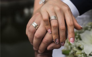 女士婚戒应该戴哪只手男士订婚戒指戴哪个手指