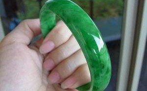 翡翠手镯里的绿色越来越多好吗?,翡翠手镯是绿色会越戴越多吗