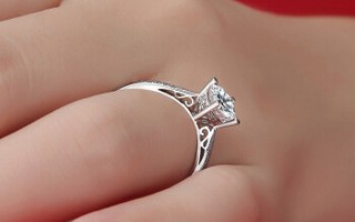 求婚戒指是钻戒吗求婚戒指是钻戒还是金戒