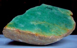 翡翠原石的内外部特征及分类,翡翠原石的特征与鉴定