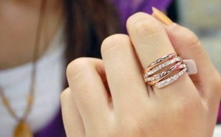 恋爱中的男生女生，戒指应该往哪只手的哪个手指上戴？