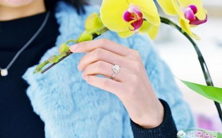 结婚戒指应该戴在哪只手上？为什么要这样佩戴结婚戒指？