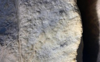 翡翠原石去皮后是白色的翡翠原石裂开处白色皮
