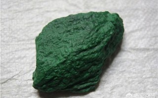 翡翠原石的类型划分及其特征是什么？