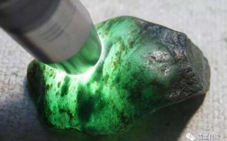 翡翠原石打灯颜色与实际颜色翡翠原石打灯看绿色