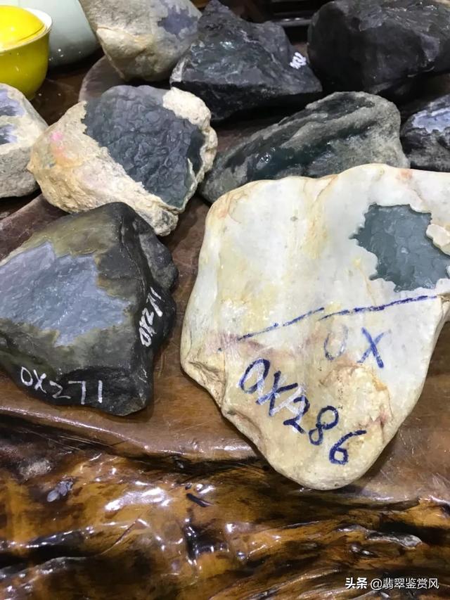 翡翠原石和普通的石头有什么区别？