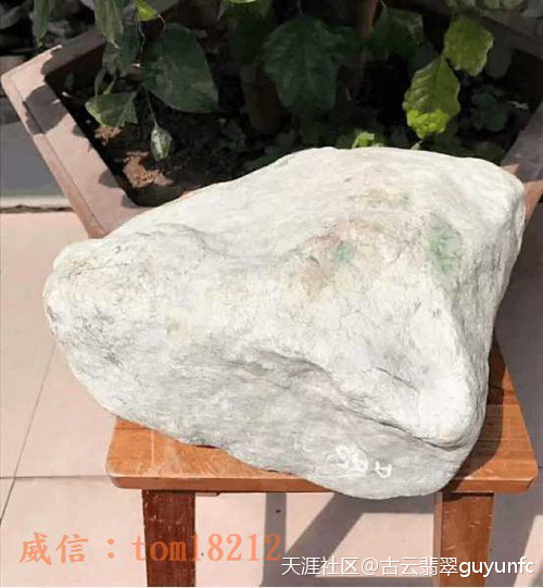 神秘男子花10万买来的翡翠大原石, 你猜开出来多少冰飘花手镯(转载)-第1张图片-翡翠网