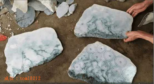 神秘男子花10万买来的翡翠大原石, 你猜开出来多少冰飘花手镯(转载)-第6张图片-翡翠网