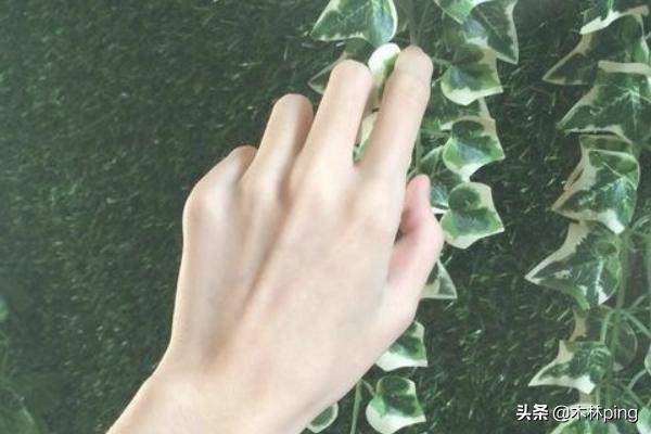 女生戒指的戴法？-第2张图片-翡翠网