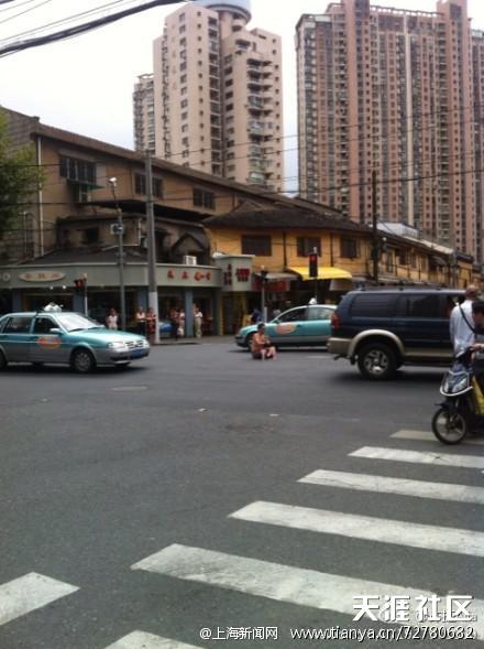 神人无处不在，昨天下午，玉佛寺门口马路中央-第4张图片-翡翠网