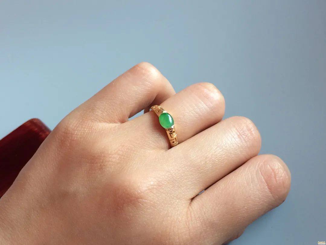 翡翠戒指寓意美好，不同人群如何选购翡翠戒指呢？