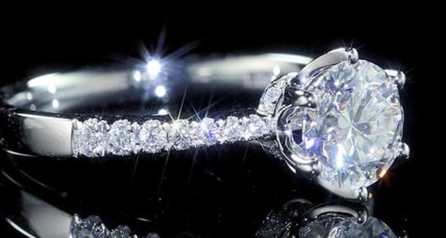 合成钻石和莫桑钻的区别合成莫桑钻和天然莫桑钻区别-第1张图片-翡翠网