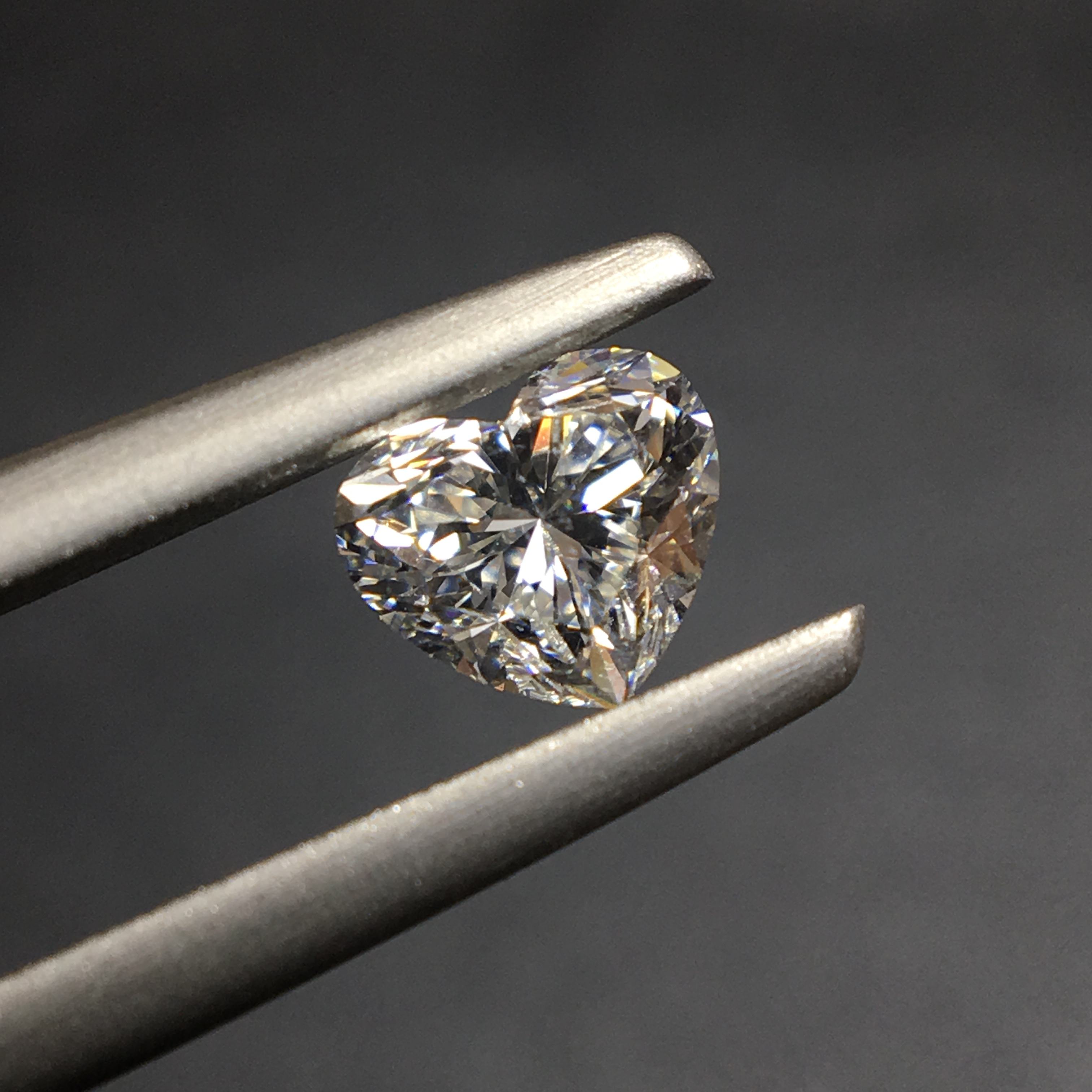 一般钻石戒指是什么材质做的,钻戒一般用的什么钻石-第1张图片-翡翠网