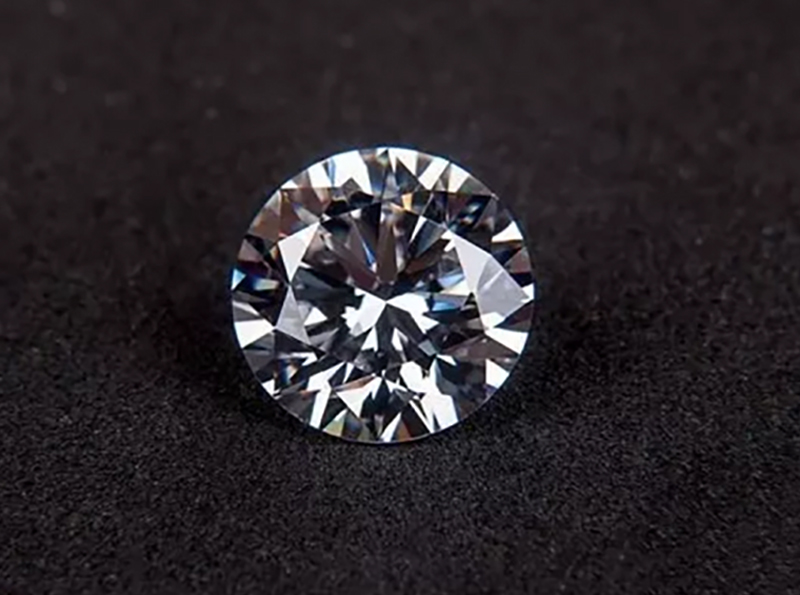 莫桑钻与锆石相比之下哪个值得买吗莫桑钻锆石和钻石的区别-第1张图片-翡翠网