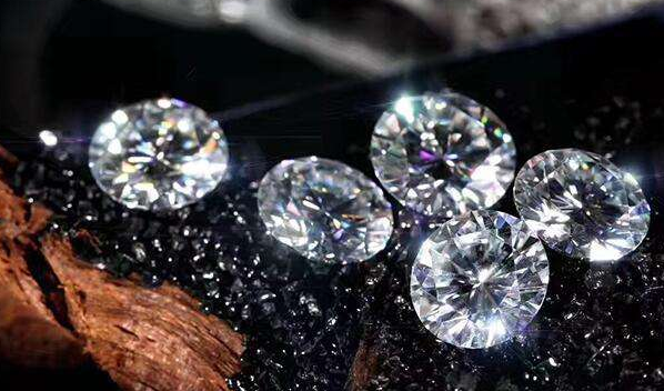 钻石和莫桑石的区别 详见天然钻石协会钻石与莫桑石的区别-第1张图片-翡翠网