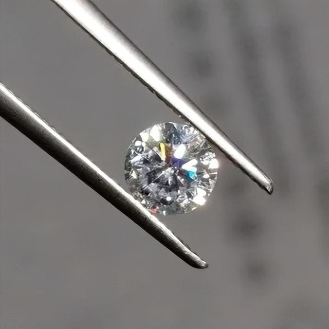 为什么锆石比钻石还闪呢为什么锆石比钻石还闪-第1张图片-翡翠网