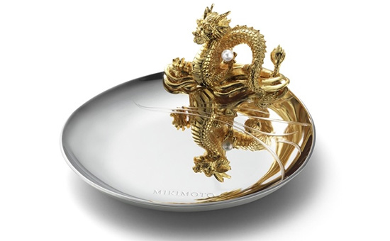 Mikimoto 推出 Pearl Dragon 系列 用黄金与珍珠打开2024神龙之年-第4张图片-翡翠网