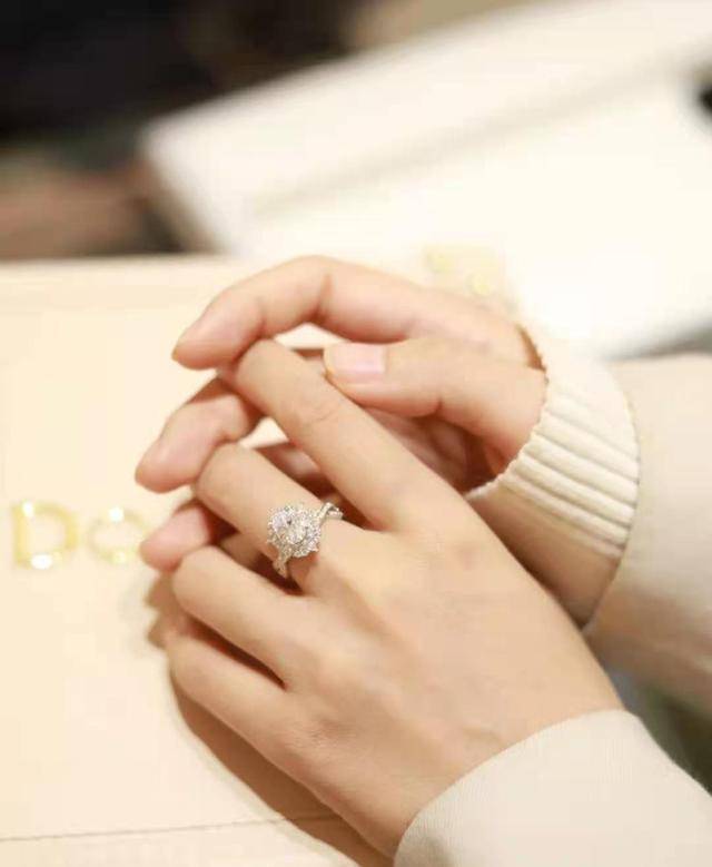 求婚戒指 和结婚戒指是一个吗还是什么求婚戒指跟结婚戒指是同一个吗