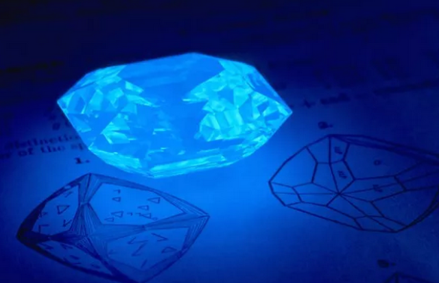 钻石为什么有荧光钻石有无荧光重要吗-第1张图片-翡翠网