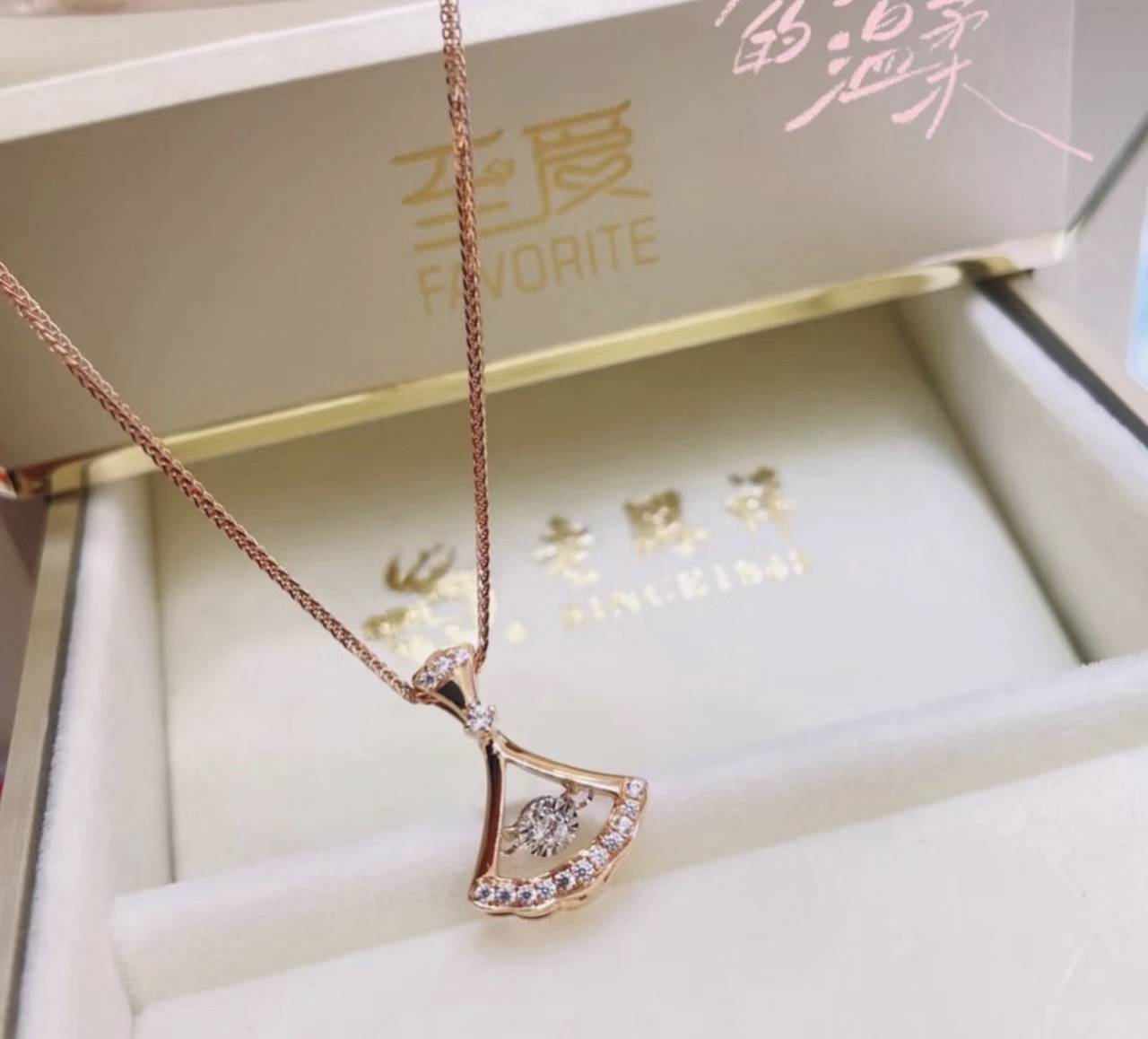 老凤祥钻石项链老凤祥钻石项链可以换钻戒吗-第2张图片-翡翠网