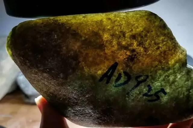 南齐翡翠原石有几种皮壳,南齐翡翠原石皮壳起包浆-第5张图片-翡翠网