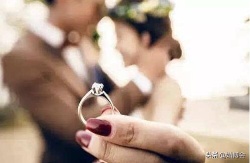 订婚戒指求婚戒指结婚戒指都是不一样的吗求婚戒指和订婚戒指一样吗-第2张图片-翡翠网