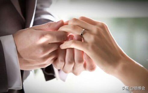 订婚戒指求婚戒指结婚戒指都是不一样的吗求婚戒指和订婚戒指一样吗-第6张图片-翡翠网