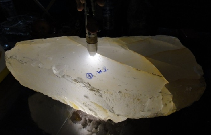 莫西沙水沫玉翡翠原石莫西沙的皮壳打灯无表现-第1张图片-翡翠网