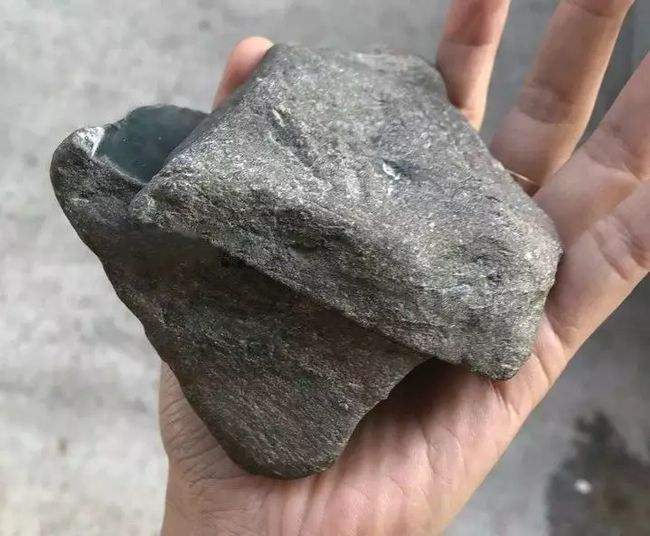 翡翠原石是怎么形成的翡翠原石是硬的吗