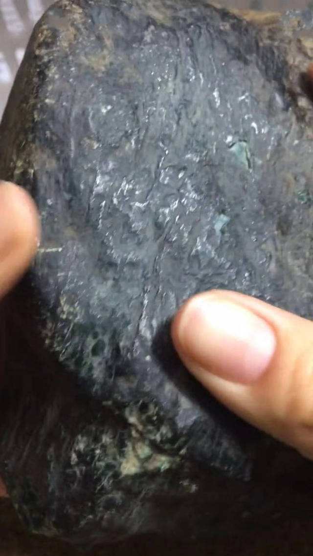 大黑皮翡翠原石切开,各种翡翠原石切片图片-第1张图片-翡翠网