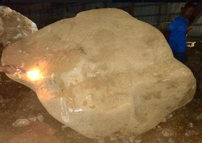 缅甸5吨的翡翠原石缅甸5吨的翡翠原石值多少钱-第2张图片-翡翠网