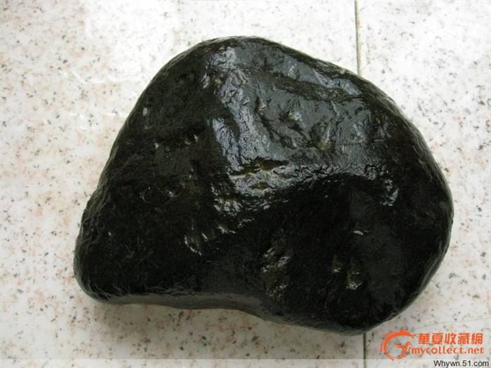 黑皮起油性的翡翠原石翡翠黑油皮原石-第2张图片-翡翠网