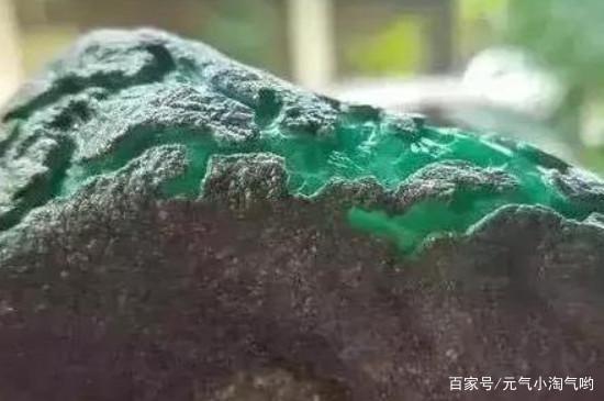 假皮翡翠原石特点假皮翡翠原石-第2张图片-翡翠网