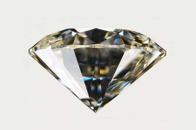 钻石的样子长什么样子,钻石原本的样子-第2张图片-翡翠网